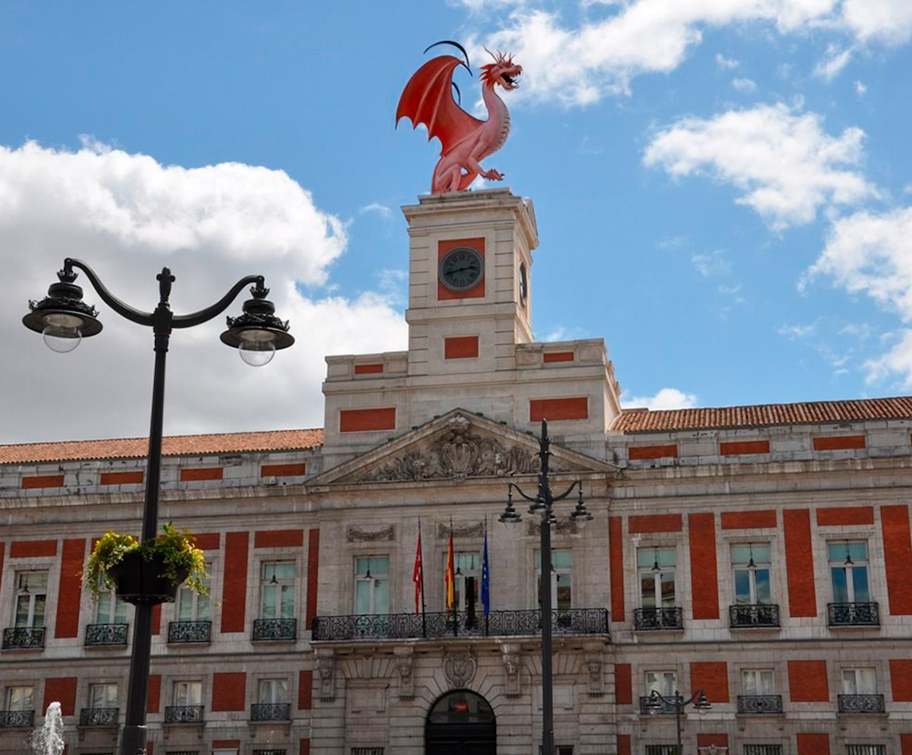 Puerta del Sol modificada con un dragón en lugar de reloj