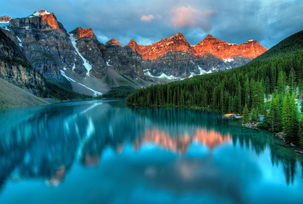 Paisaje de un lago con montañas de Canadá