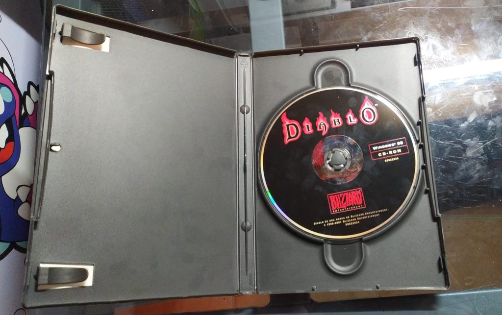 Imagen del CD del juego Diablo de Blizzard en su caja